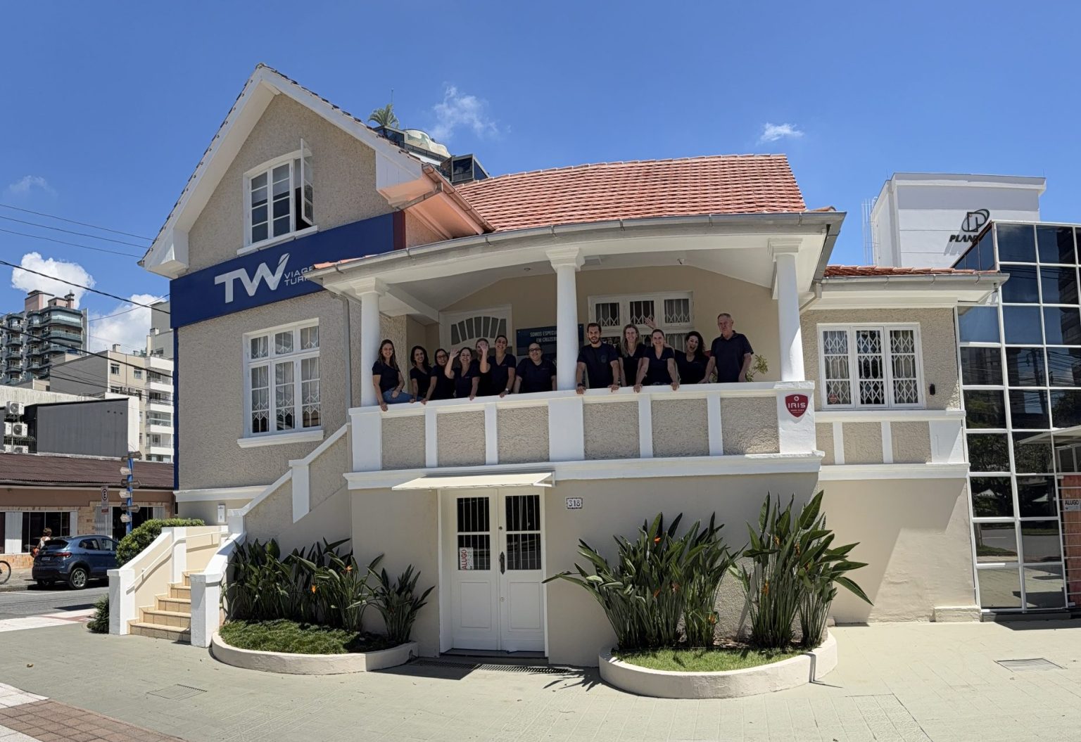 Fachada da loja da TW Viagens na Alameda Rio Branco, em Blumenau, com a equipe na sacada